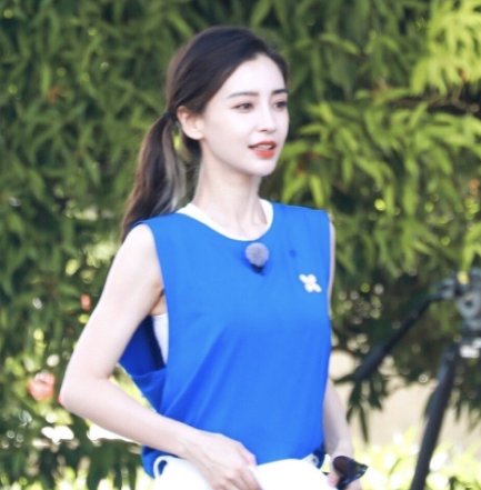 杨颖录制《奔跑吧》节目，身穿白绿撞色运动外套，她玩什么游戏最厉害？