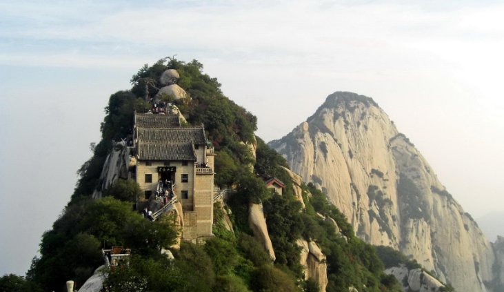 享有“奇险天下第一山”之誉的名山是什么山？