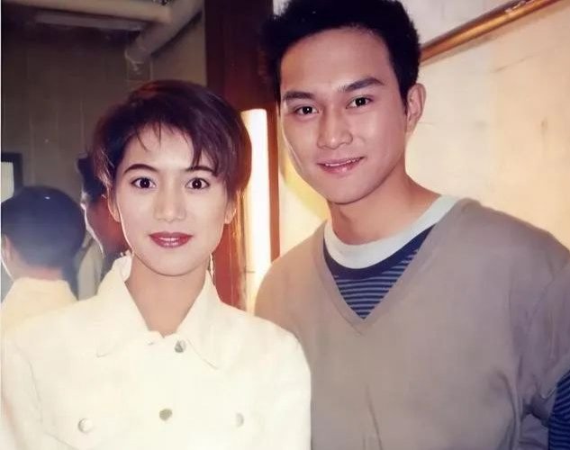 粉丝偶遇张智霖与袁咏仪逛街,夫妻二人有过哪些影视上的合作?