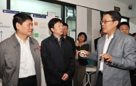 洪崎和洪峰什么关系