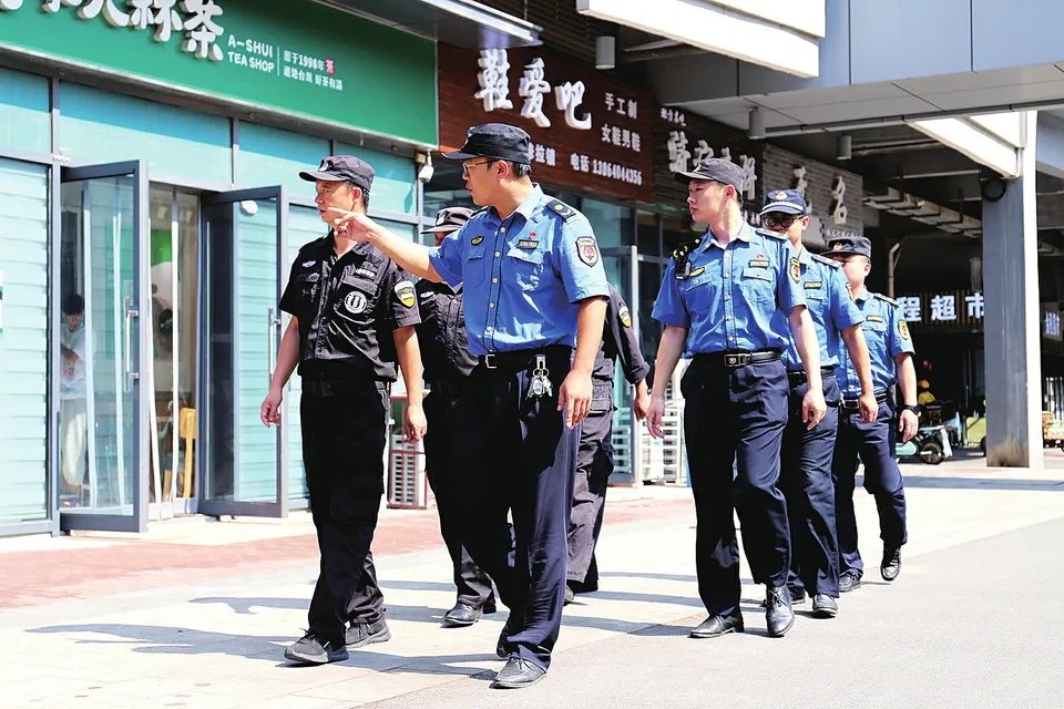 传女城管执法时被打痛哭，公安介入，这件事的原委是怎样的？