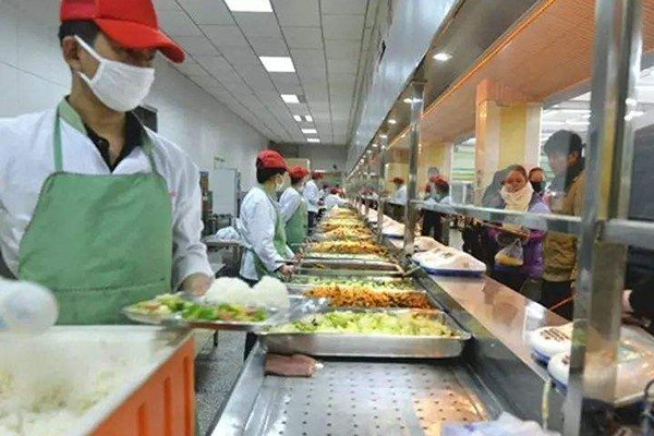承包大学食堂一年要多少钱？