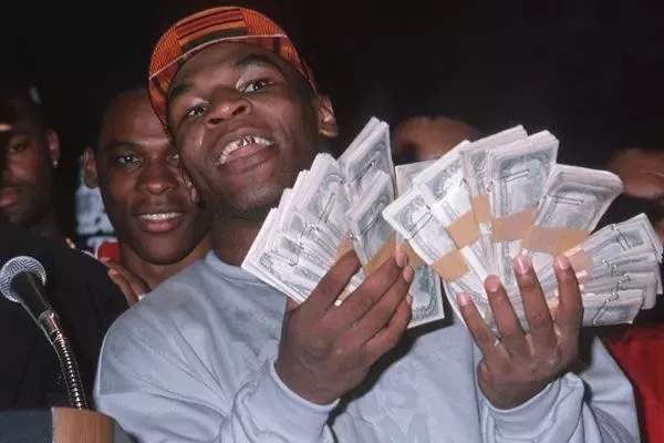 传言泰森被黑市拳手给打断肋骨，事实到底是怎样呢？