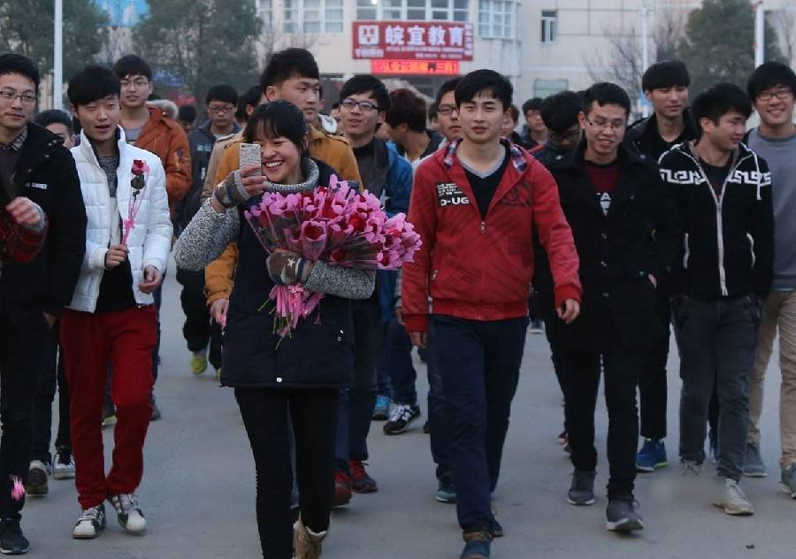 河南59名男生为唯一的女生准备惊喜，在这样的氛围中上学是一种什么体验？