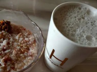 学校旁早餐铺粥杯印脏话，家长：店附近就有两所学校，对孩子们有何影响？