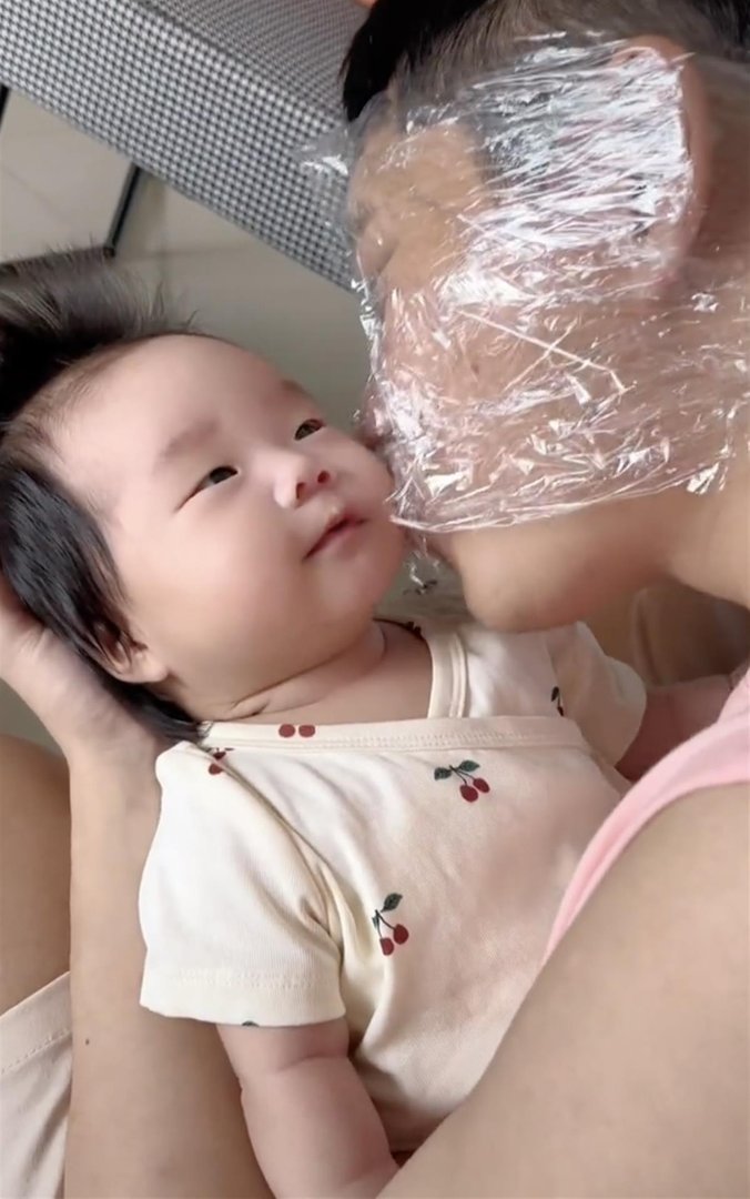 广州男子贴上保鲜膜狂亲两个月大的女儿，这是什么操作？