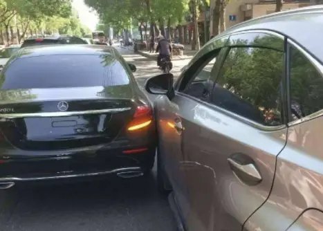 广西一女孩刮到男生的车，双方却划拳私了，车主为何这么好说话？