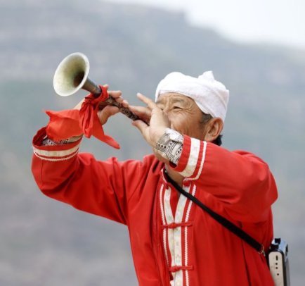 云南一伴郎接亲车里连听2小时唢呐，伴郎为何表现的生无可恋？
