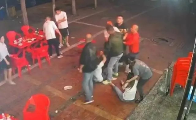 唐山多名男子搭讪未果暴力群殴女性，事情的经过有何详情？