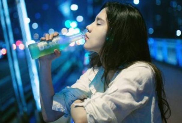 哈尔滨女子麻醉劲没过在病床上“劝酒”,这一幕遭到了网友怎样的称赞?