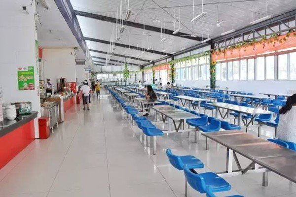 承包大学食堂一年要多少钱？