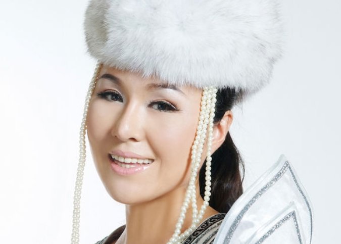 乌兰托娅和乌兰图雅是一个人吗