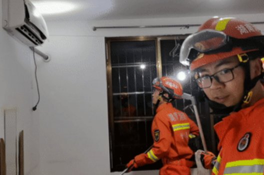 杭州一女子洗空调滤网，竟然钻出一条蛇！蛇也知道贪凉吗？