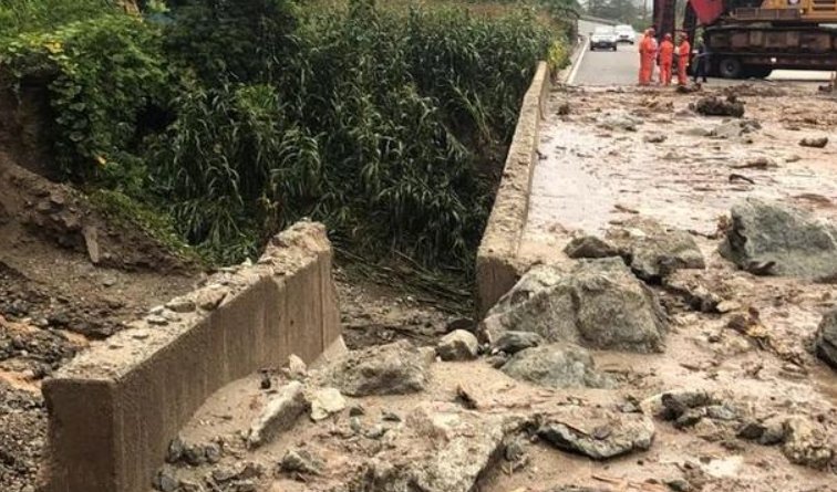 泸定惊险一幕：石块坠落擦过救援车！车上有无人员受伤？