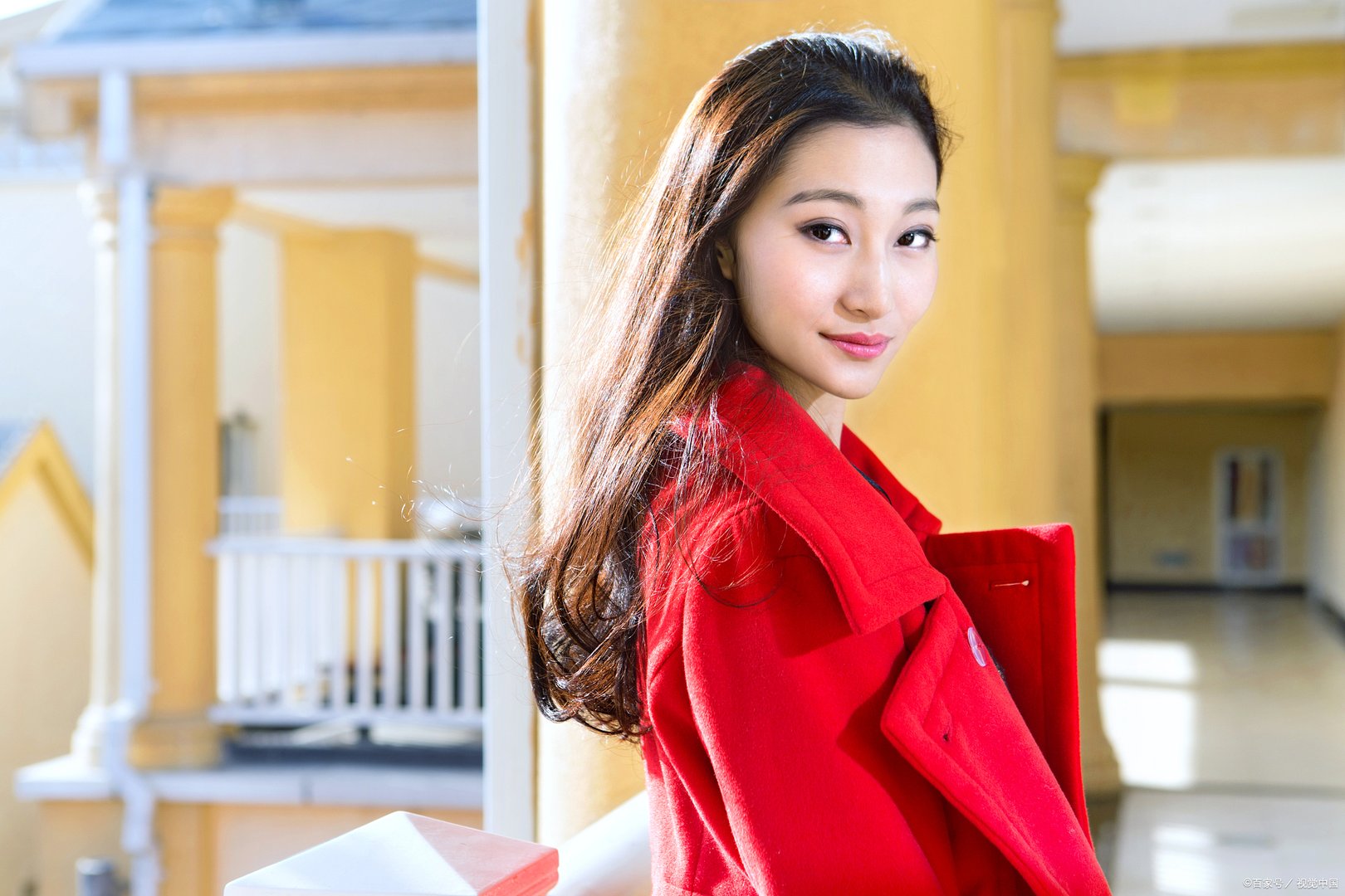 想要购买女款风衣，有什么好的淘宝店铺推荐吗？