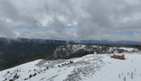 奇景！甘肃肃南七月飞雪，有牧民帐篷被压塌，灾民是否得以安置？