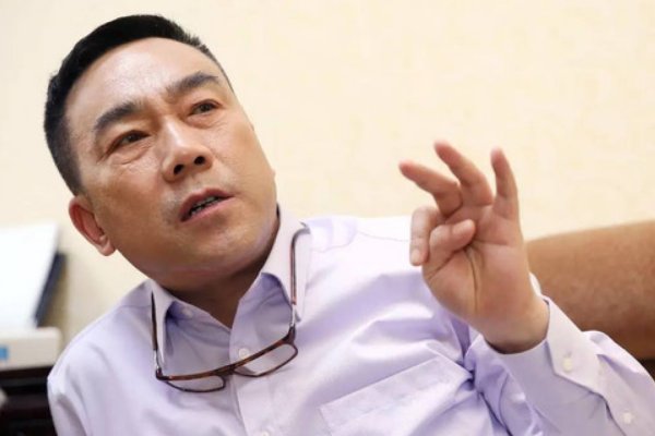 杨议的豪宅因违建面临被拆除，他气到脸发红，怎么看待他的这个行为？