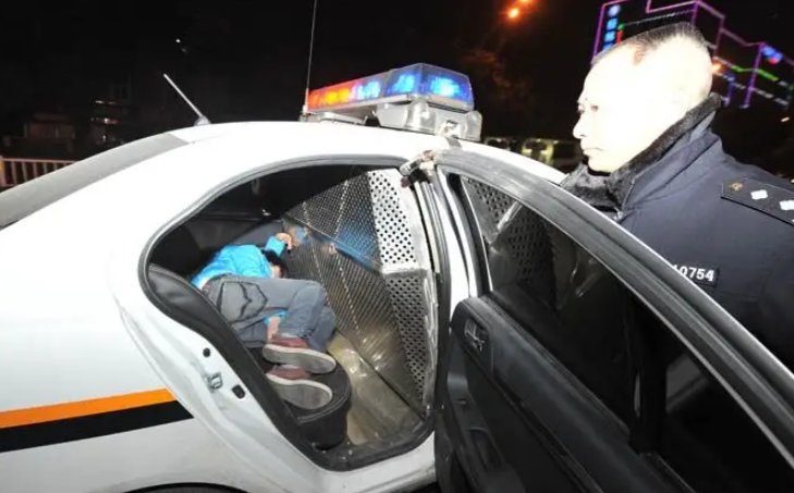 广西一醉汉偷开警车撞伤三轮车司机,如何看待这一行为?醉汉会被如何处理?
