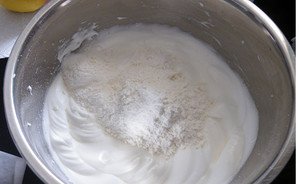 能否指点下柠檬天使蛋糕杯的美味做法?