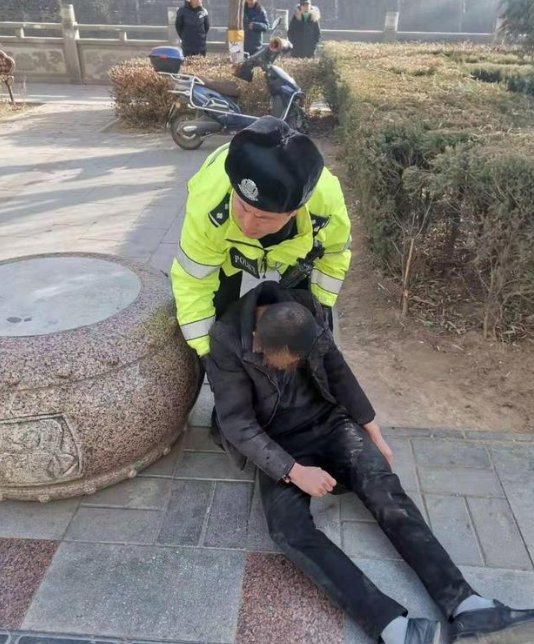 广西一醉汉偷开警车撞伤三轮车司机，如何看待这一行为？醉汉会被如何处理？