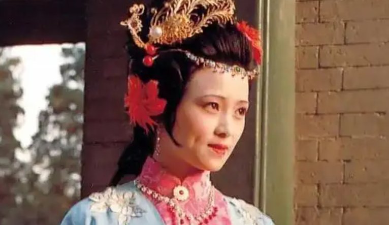 《红楼梦》贾宝玉和谁同过房？