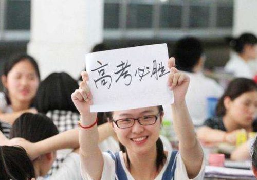 手握星辉,执笔为剑什么意思？