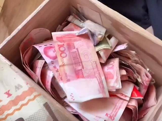 河南一爸妈破开儿子的存钱罐发现有6万多存款，这么多钱是从哪里来的？