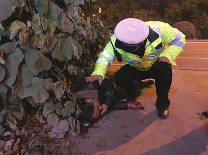 广西一醉汉偷开警车撞伤三轮车司机,如何看待这一行为?醉汉会被如何处理?