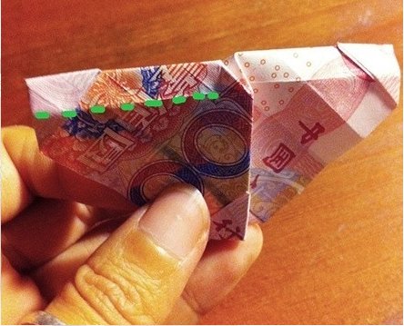 用一百元折玫瑰花怎么折，求图解