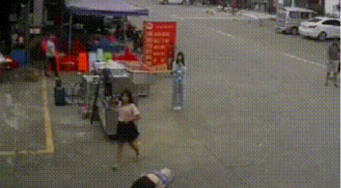 遛狗绊死老人逃离现场的女孩,她本人是如何回应的?