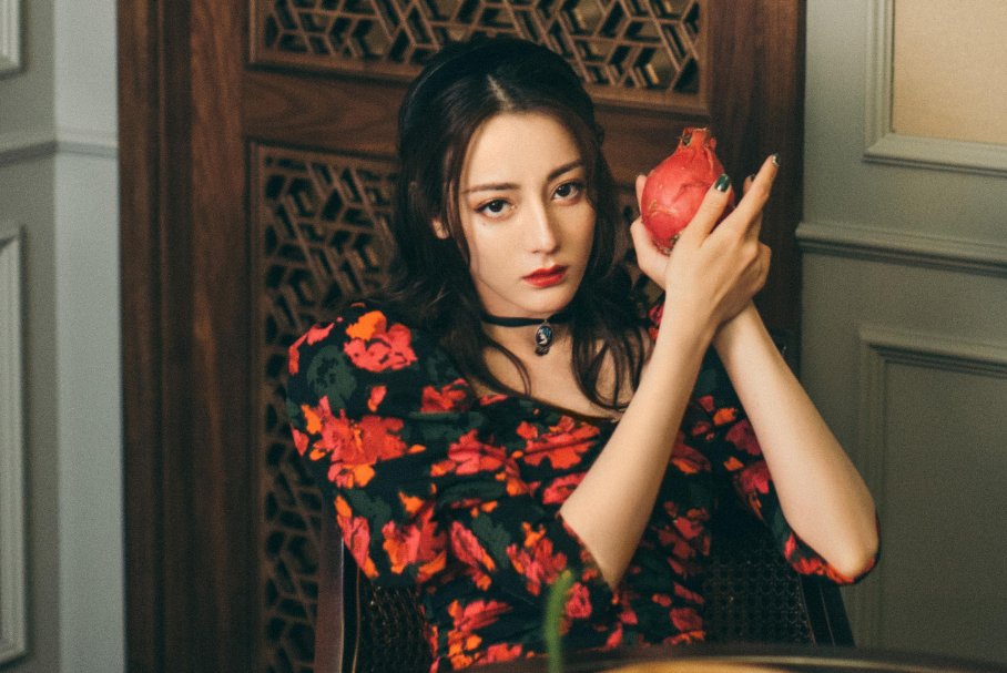 迪丽热巴、龚俊现身美容院，两人之间的关系如何？