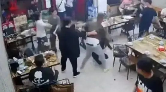 唐山多名男子搭讪未果暴力群殴女性，事情的经过有何详情？