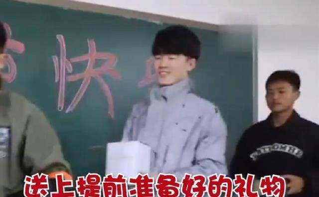 河南59名男生为唯一的女生准备惊喜，在这样的氛围中上学是一种什么体验？