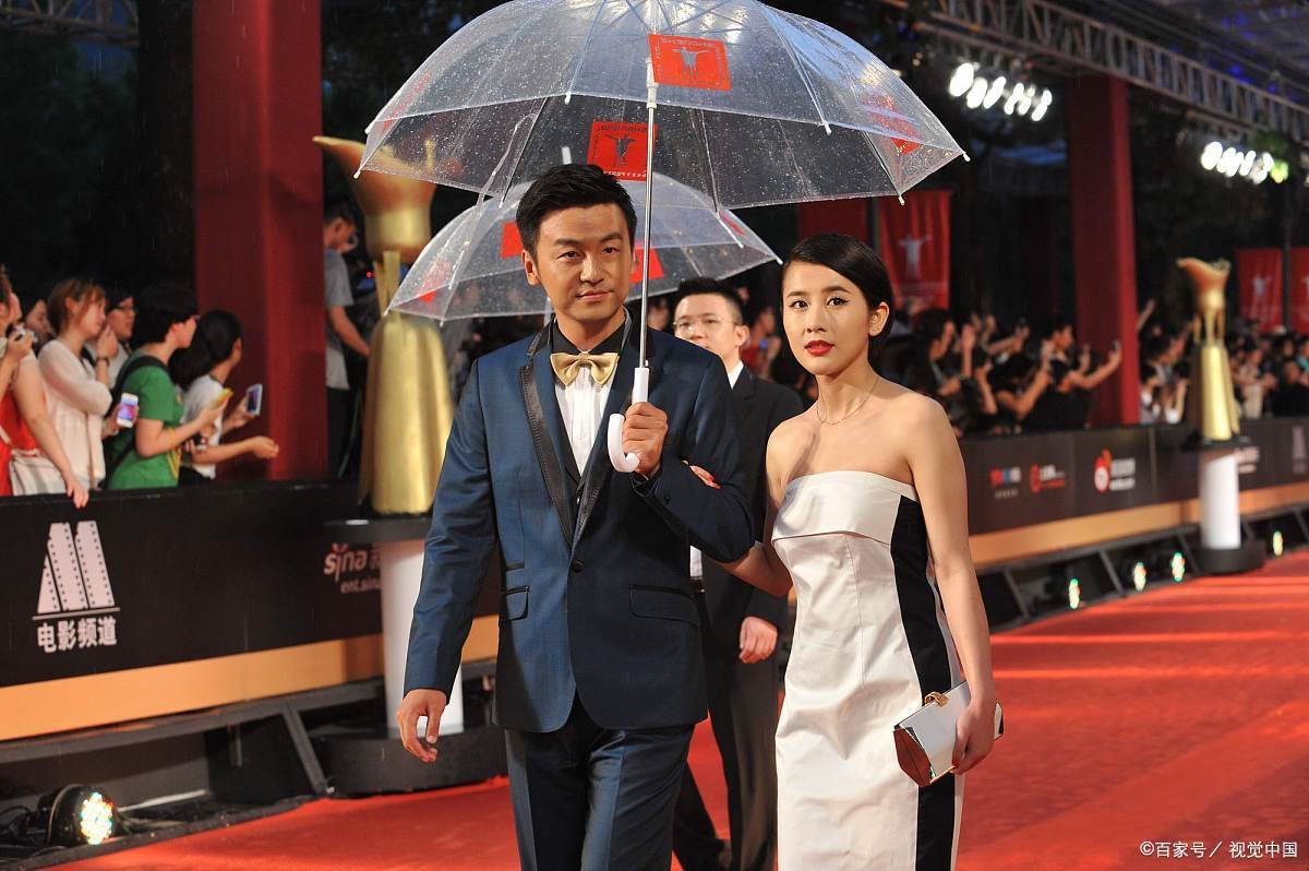 雷佳音老婆晒全家福,10岁女儿打扮摩登,婆媳胜似母女,你羡慕吗?