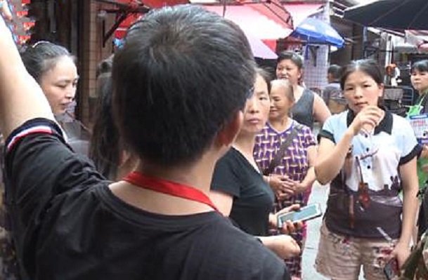 炸裂！成都一对00后父母生子后，为何将新生儿装塑料袋扔下三楼？