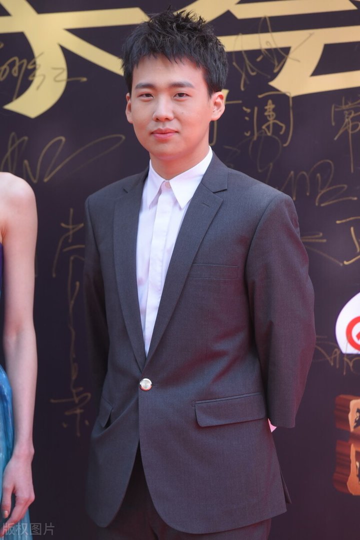 被指开豪车毁人设,郭麒麟正面回应“我开跑车怎么了?”明星就不能炫富吗?