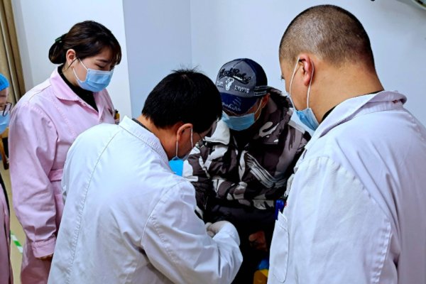 手到病除打一字