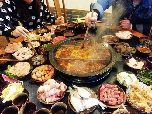 男孩在火锅店狂奔被汤淋一身！这件事的责任该如何划分？