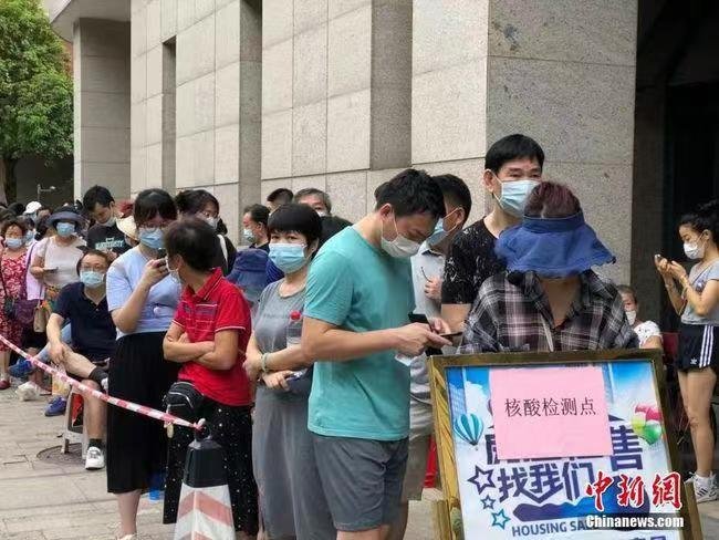 河南一感染者曾排队2小时做核酸，当地采取了哪些应对措施？