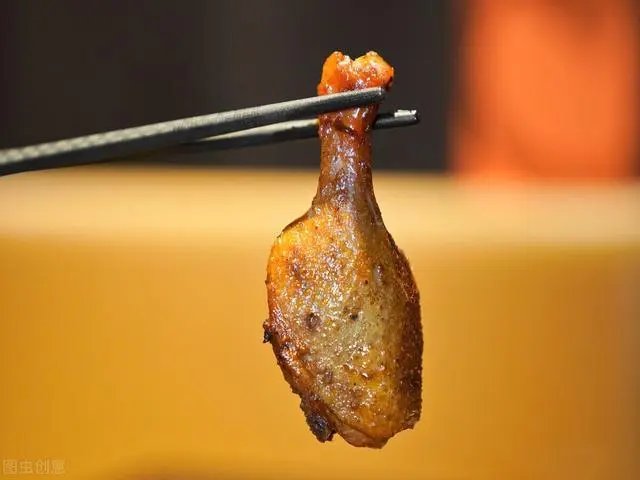 金华男子啃速食鸭腿时发现骨头由“木棍”拼接，鸭架骨怎么变成了一截木棍？