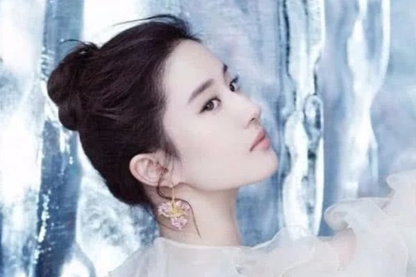 刘亦菲穿貂皮衣去吃小龙虾,她的状态看起来如何?