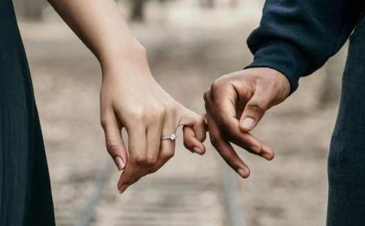 我有好感的女孩子在追我室友，我应该帮她吗？