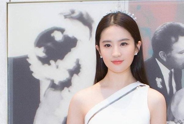 不仅改名甚至连姓氏都改了，刘亦菲改名背后究竟隐藏着怎样的故事？