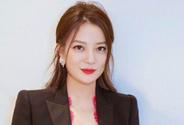 赵薇本身是芜湖师范学院里的学生，是什么原因让赵薇打开了演员这一扇门？