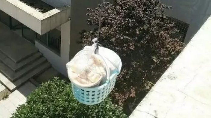 四川因高温停电，女子用绳子将外卖拉上25楼，她是如何想到这一办法的？