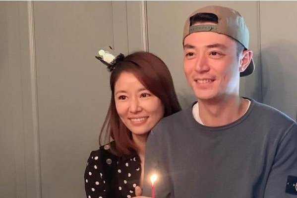 霍建华为林心如庆生，紧贴脸颊一脸宠溺，他们之间的感情如何？