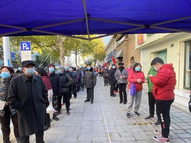 河南一感染者曾排队2小时做核酸，当地采取了哪些应对措施？