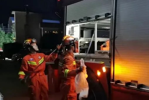 杭州一女子洗空调滤网，竟然钻出一条蛇！蛇也知道贪凉吗？