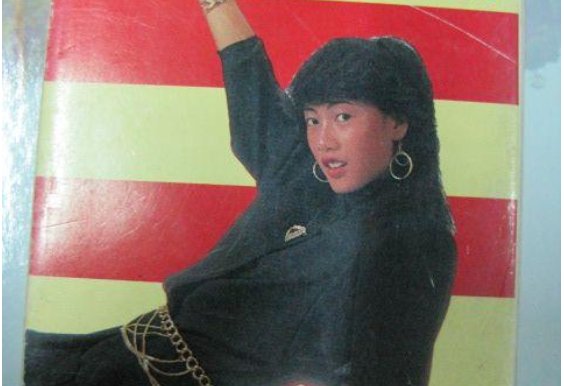亲爱的小姑娘，请你不要不要哭泣。这句歌词的歌曲原唱是谁？