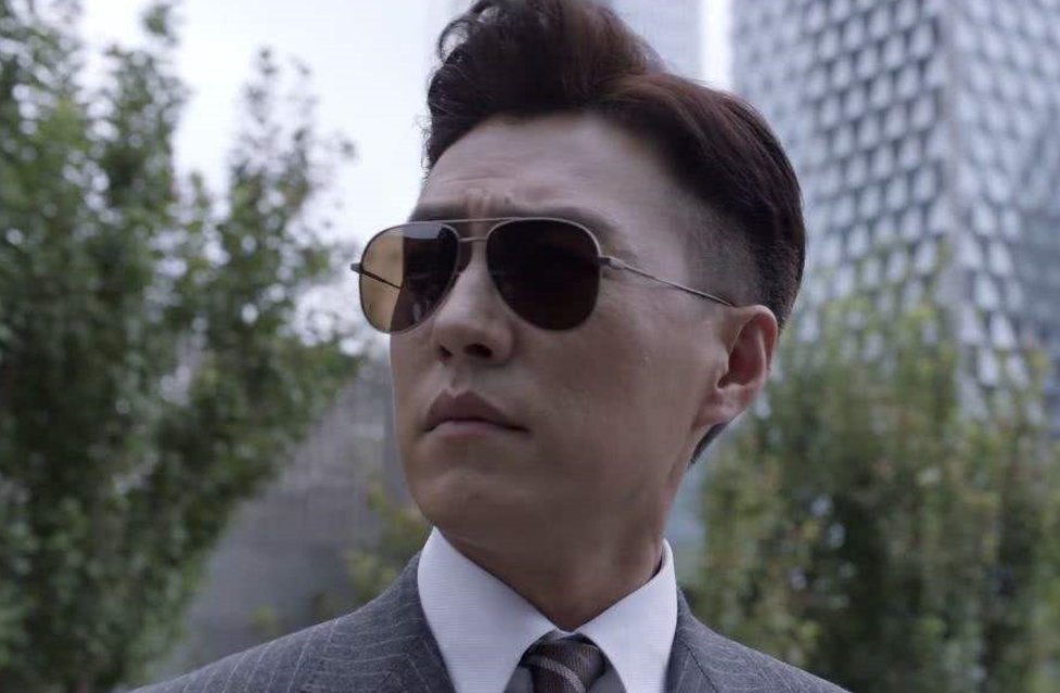 《精英律师》中麦飞最开始为什么讨厌罗宾？